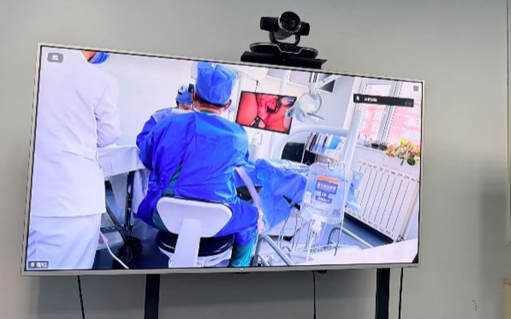 手术直播，示教+解说！王府井院区开展高难度显微根尖手术与病例研讨