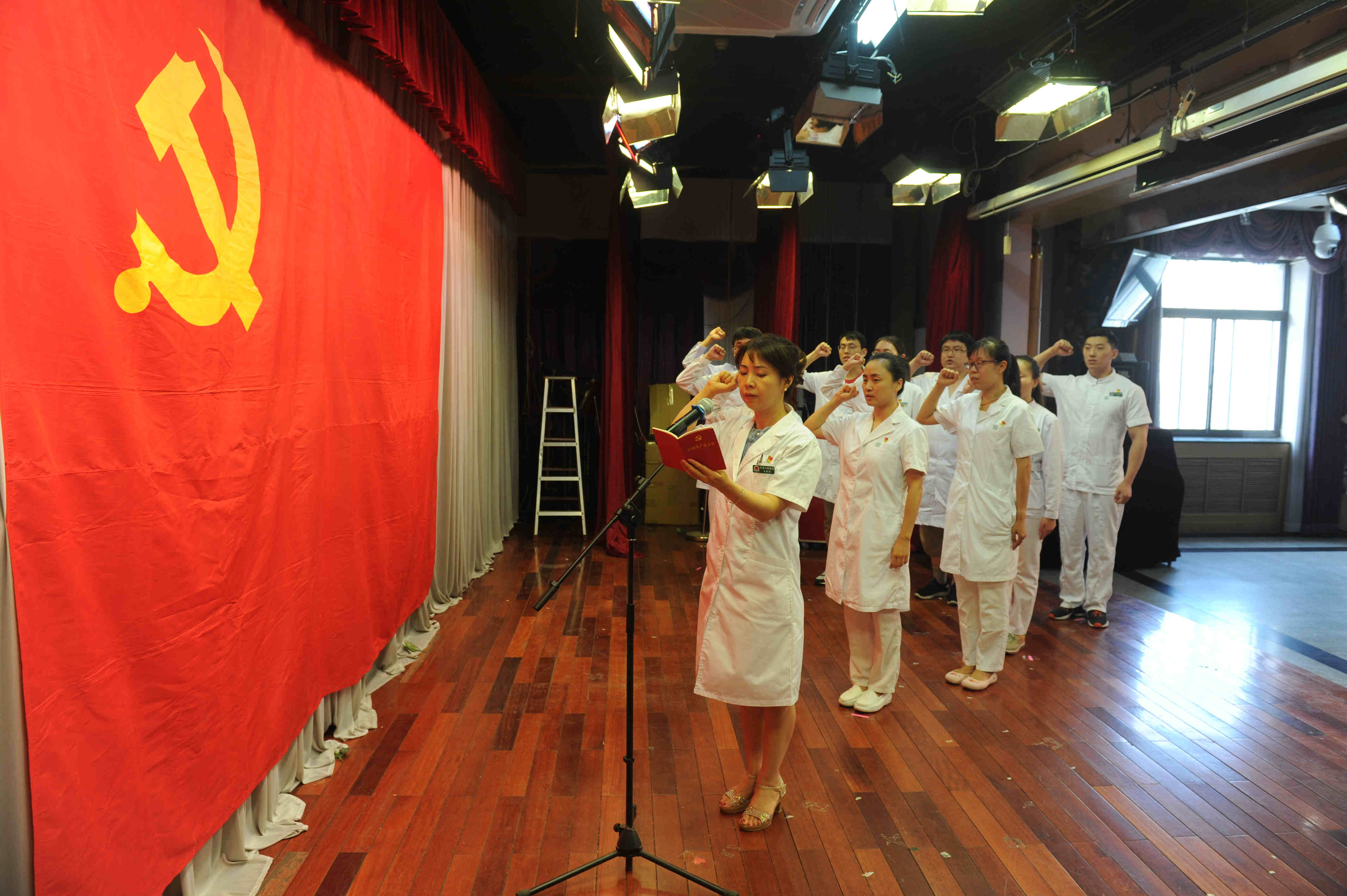 我院党委举办纪念建党98周年表彰大会暨“不忘初心?牢记使命”主题党日活动