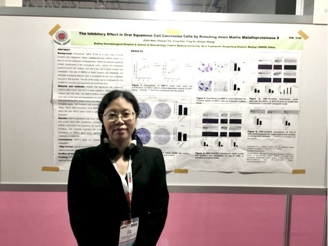 张辛燕博士在国际交流中做科研展板展示